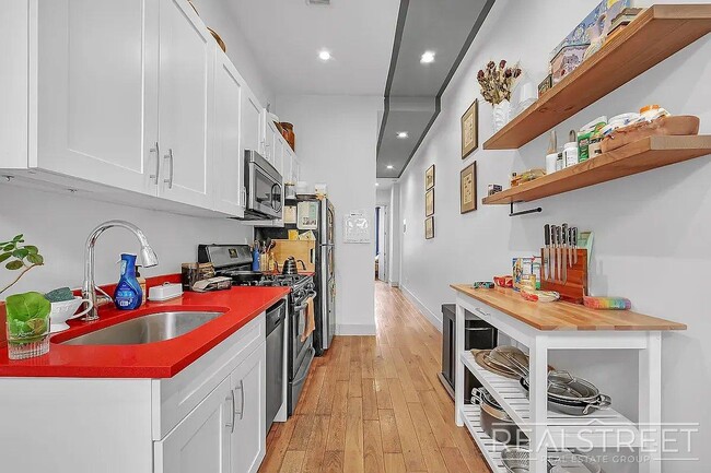 Foto del edificio - Beautiful 3 bed / 1 bath apartment in Bushwick, prime location!