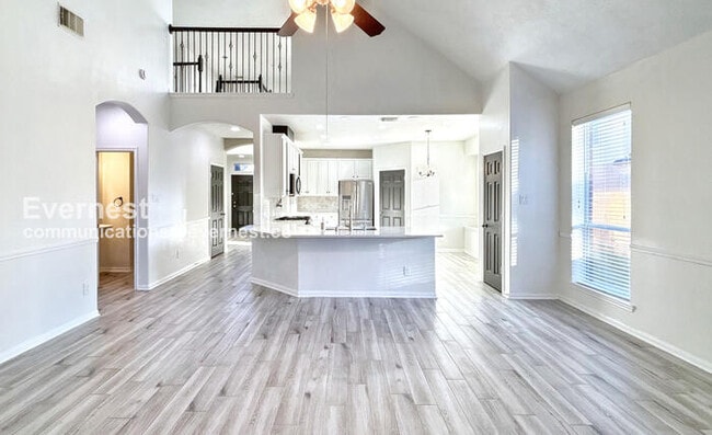 Building Photo - PROMO: Get $500 OFF the first month’s rent when you sign the lease today! / 4 Bed/2.5 Bath Home w...