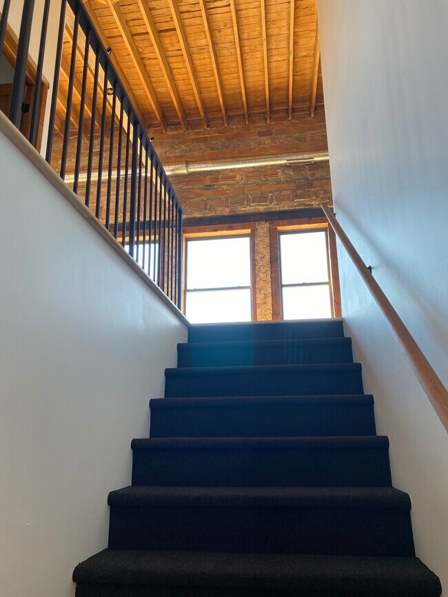 Escaleras privadas al 3A - 403 Main St