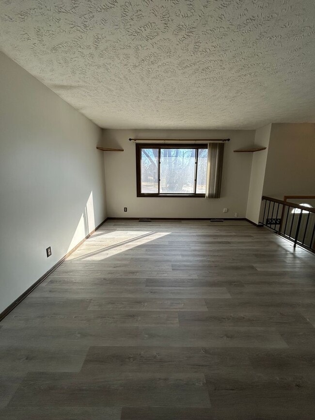 Building Photo - Spacious 3-Bedroom, 1-Bath Home with Garage & Basement in La Vista