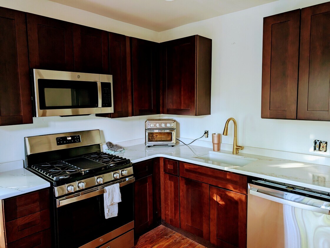 Kitchen - 4743 Trumbull St
