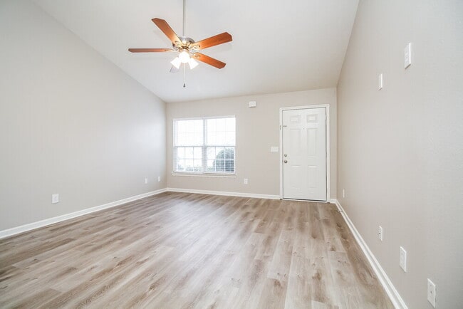 Building Photo - 913 Birchmill Point S