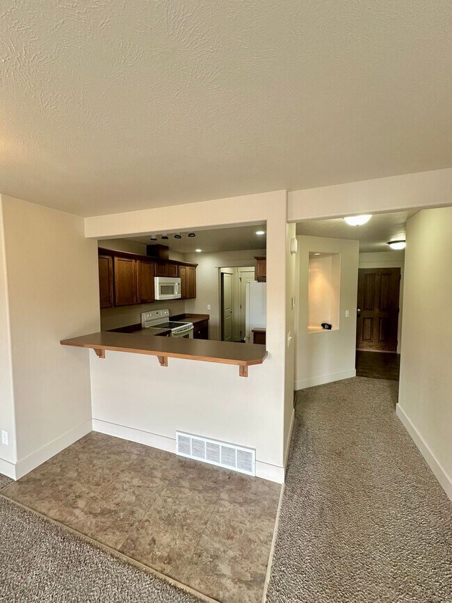 Building Photo - 3 bed/ 3.5 Bath Townhome in Cheney