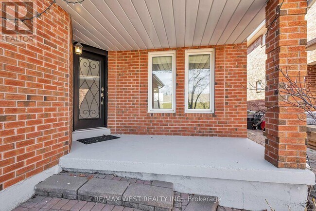 Building Photo - 92 Ridgefield Crescent