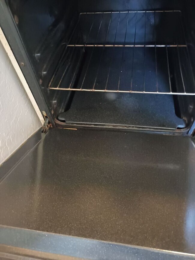 Building Photo - Cute 1 bed spacious unit. Comes with a stove, fridge, wall heater, and window A/C unit