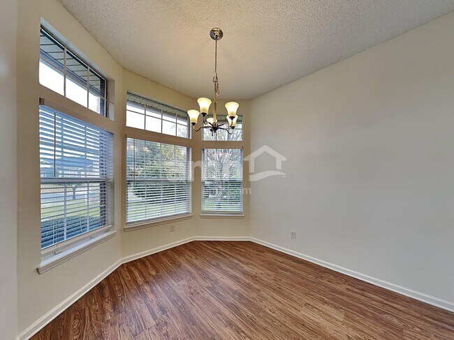 Foto del edificio - 12582 Ayrshire St E