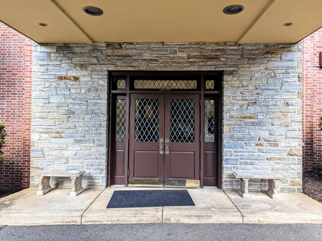 Building Photo - 310 Ridgemede Rd