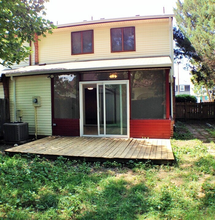 Building Photo - COZY YET SPACIOUS 4 BED/2.5 BATH TOWNHOME!...