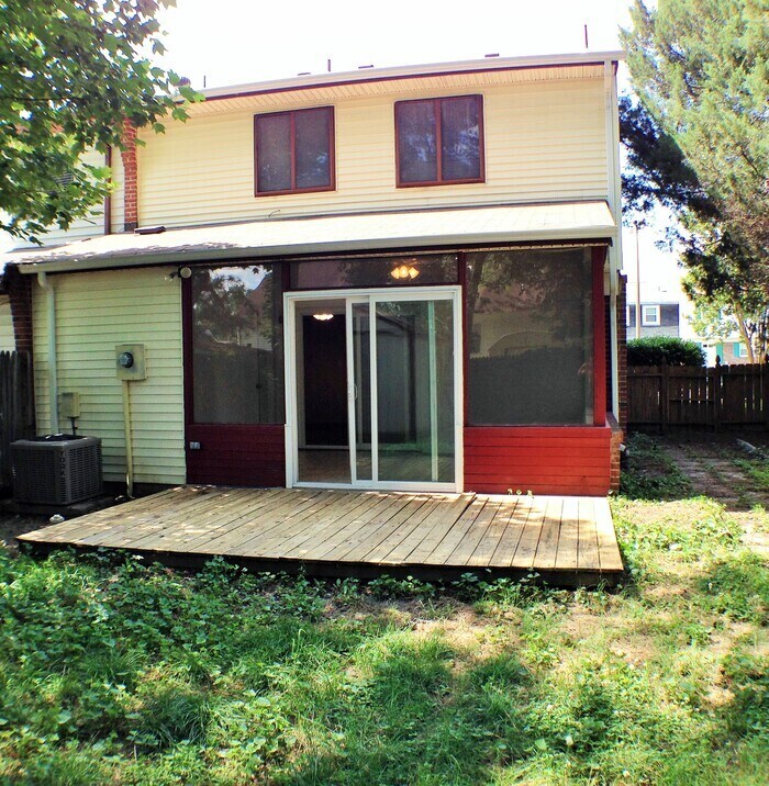 Foto del edificio - COZY YET SPACIOUS 4 BED/2.5 BATH TOWNHOME!...