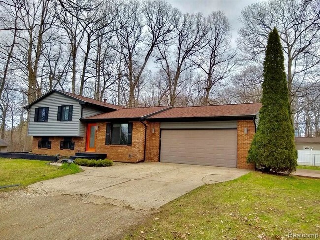 Building Photo - 8006 Crescent Dr