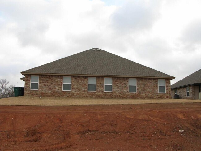Building Photo - 11721 Surrey Hills Blvd, Yukon, OK. 73099
