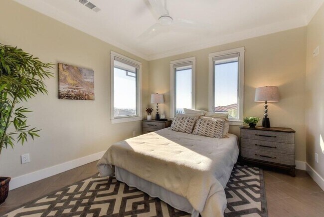 Building Photo - 402 Serpa Way