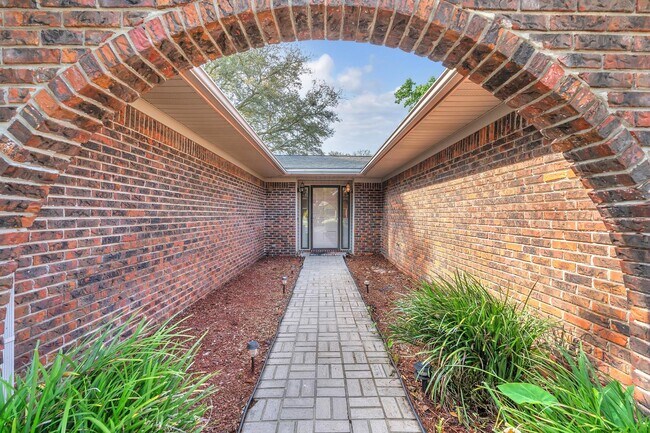 Building Photo - Spacious Home on Large Lot!