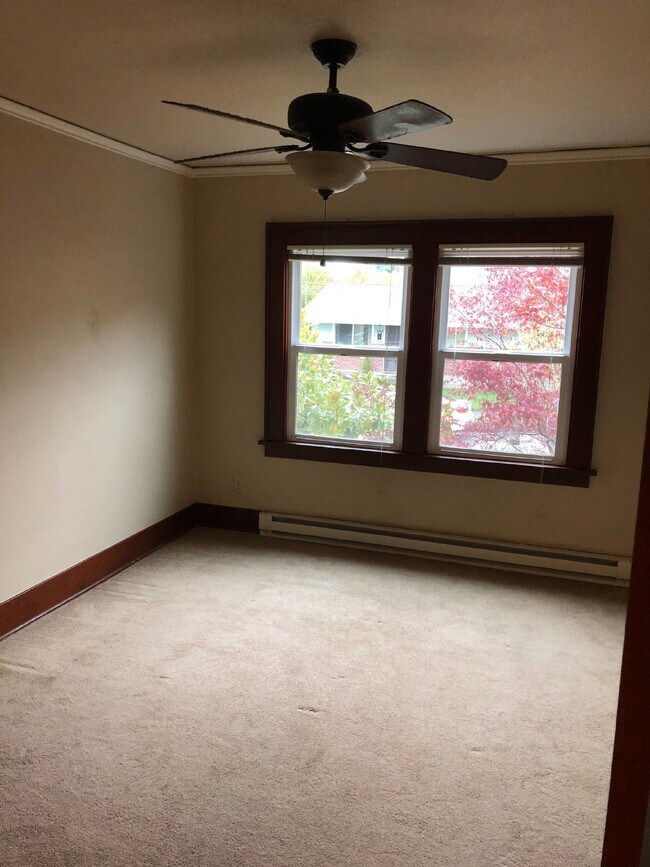 Building Photo - 1 Bedroom SW Portland / Large Backyard / E...