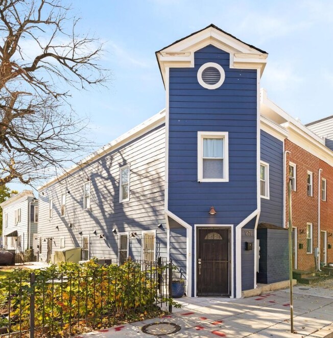 Building Photo - 1671 Gales St NE