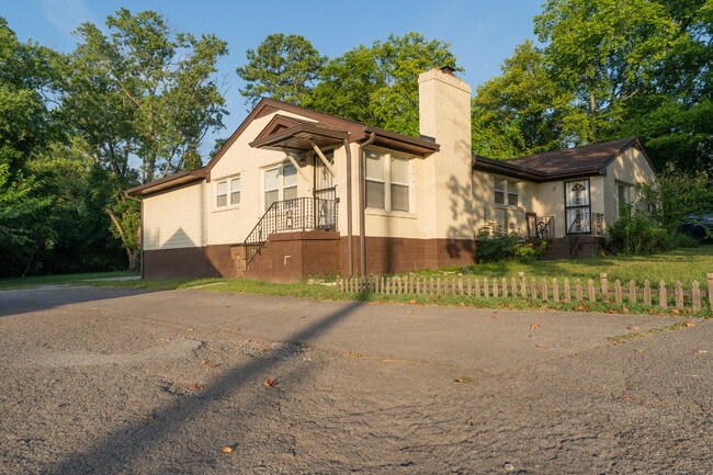Foto del edificio - Donelson 3 Bedroom 2 Bath Apartment in Duplex