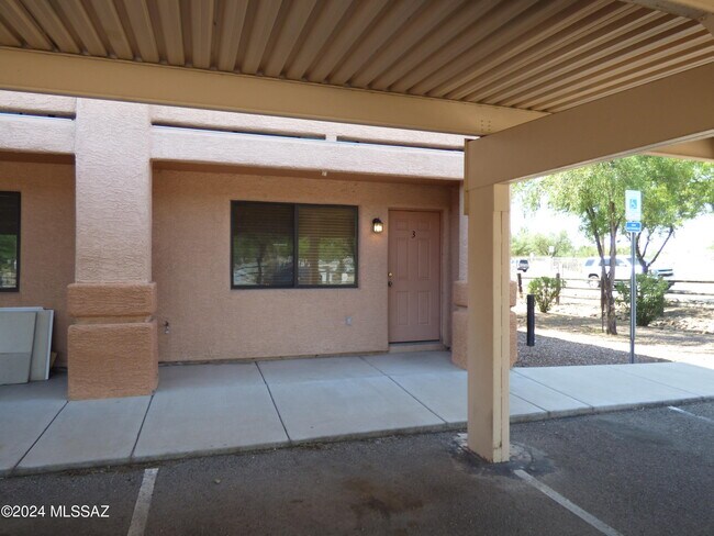 Foto del edificio - 1077 N Riverside Dr
