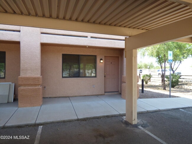 Building Photo - 1077 N Riverside Dr