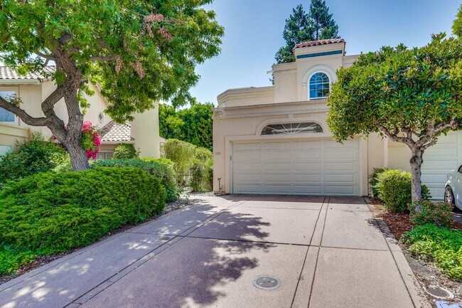 Building Photo - Beautiful and spacious 3 bedroom 2.5 bath ...