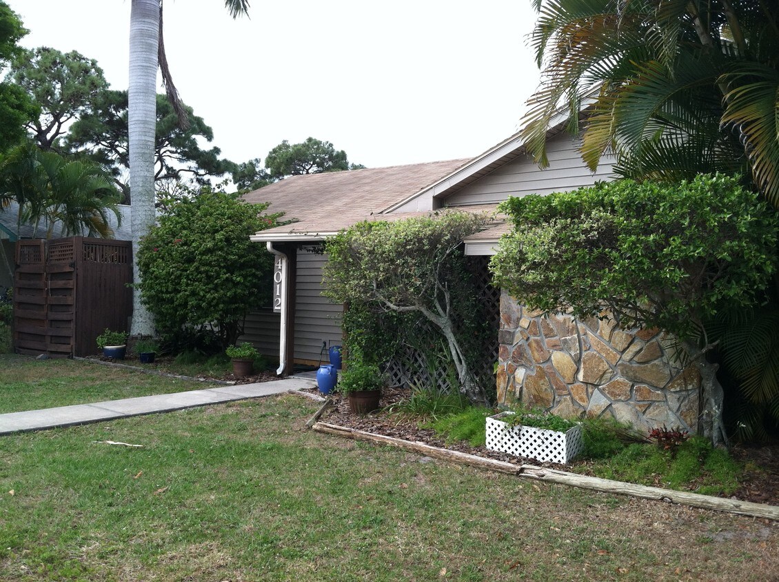 Entrance - 4012 76th St W