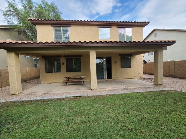 Foto del edificio - 4 bedroom 2.5 bath w/a loft.