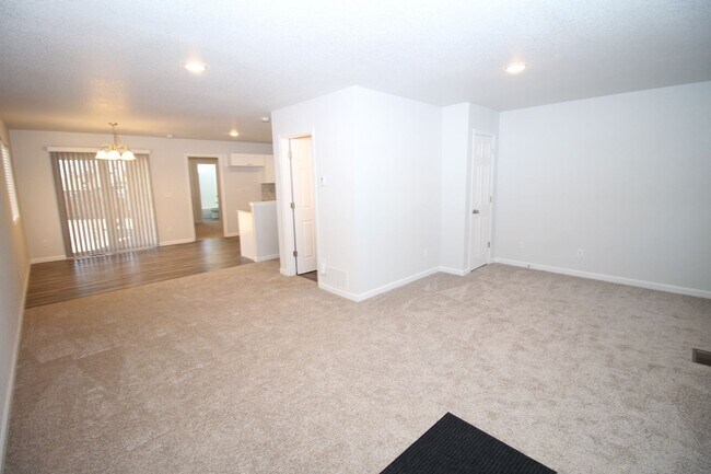 Foto del edificio - Brand new 3bdr 3bath duplex walking distan...