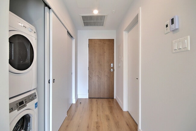 Building Photo - 1090 Rue de Bleury