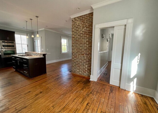 Building Photo - Available Now! Stunningly Remodeled 3 BR/2...