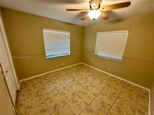 Building Photo - 1098 NE 34th Ct