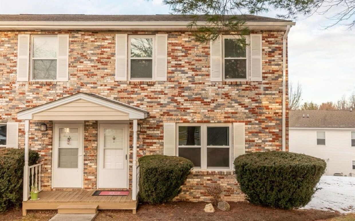 Primary Photo - Charming Townhouse Near Campus