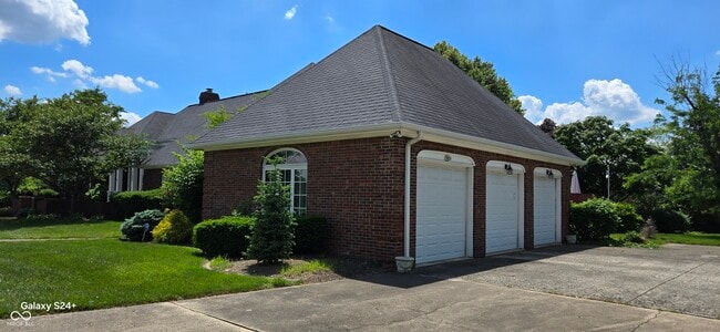 Building Photo - 9628 Summerlakes Dr