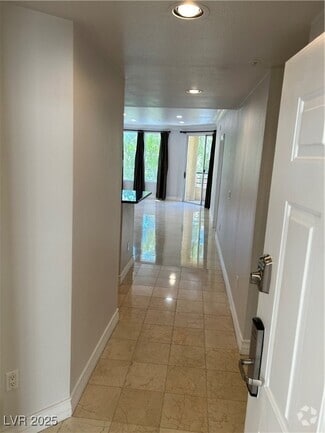 Building Photo - 270 E Flamingo Rd