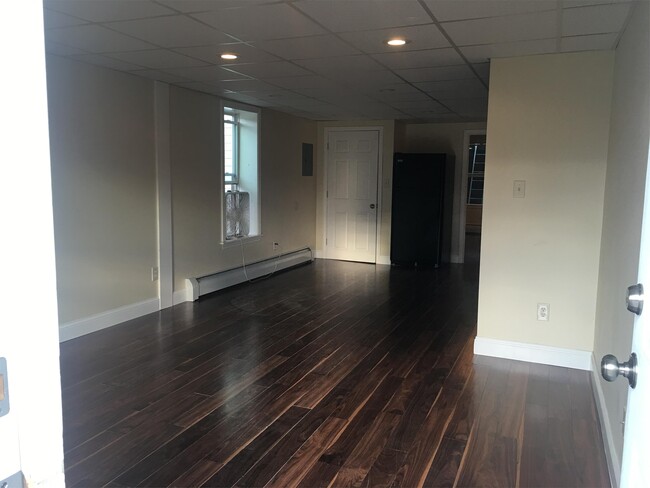 Building Photo - 584 Riverside Dr
