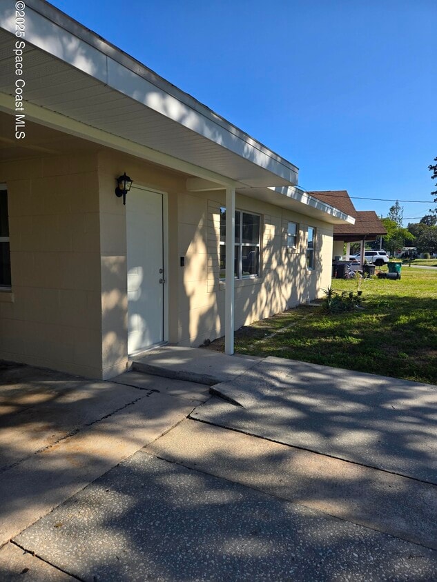 Primary Photo - 511 Japonica Dr