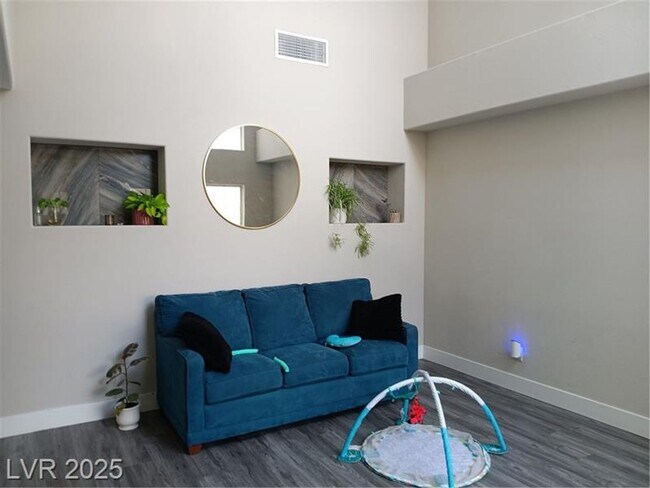 Building Photo - COMING SOON! NORTHWEST GEM! SPACIOUS HOME ...