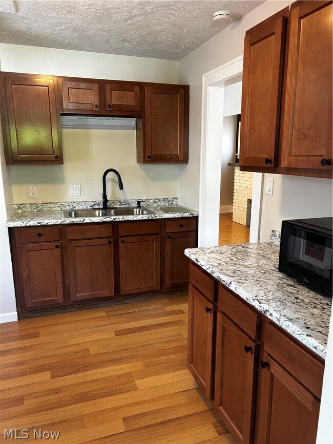 Foto del edificio - 3383 W 128th St