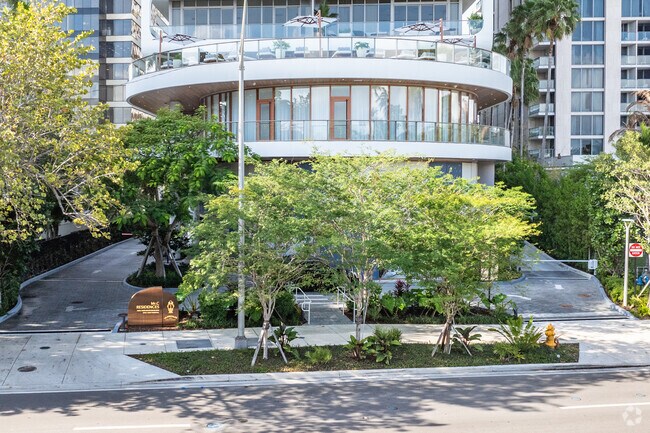Entrada - Mr. C Residences