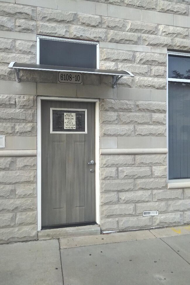 Entrada principal - 6108 W Addison St