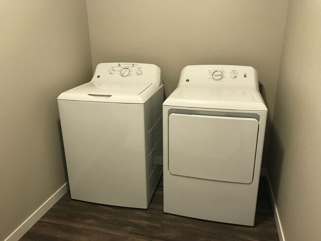 Building Photo - 4 Bed 3 Bath