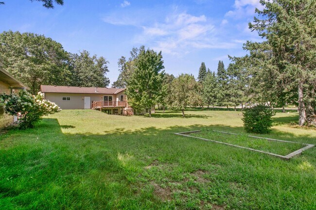 Foto del edificio - Rent in Andover 4 bd 3 ba 5 garage stalls, 1 AC avail NOW: $2,895/mo plus utilities.