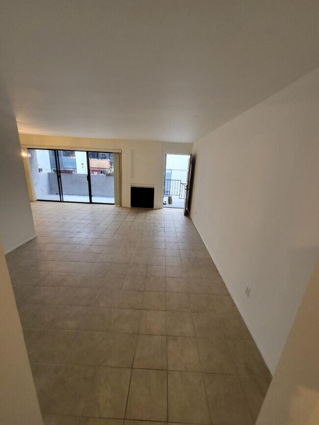 fire place/ living room - 1931 Malcolm Ave