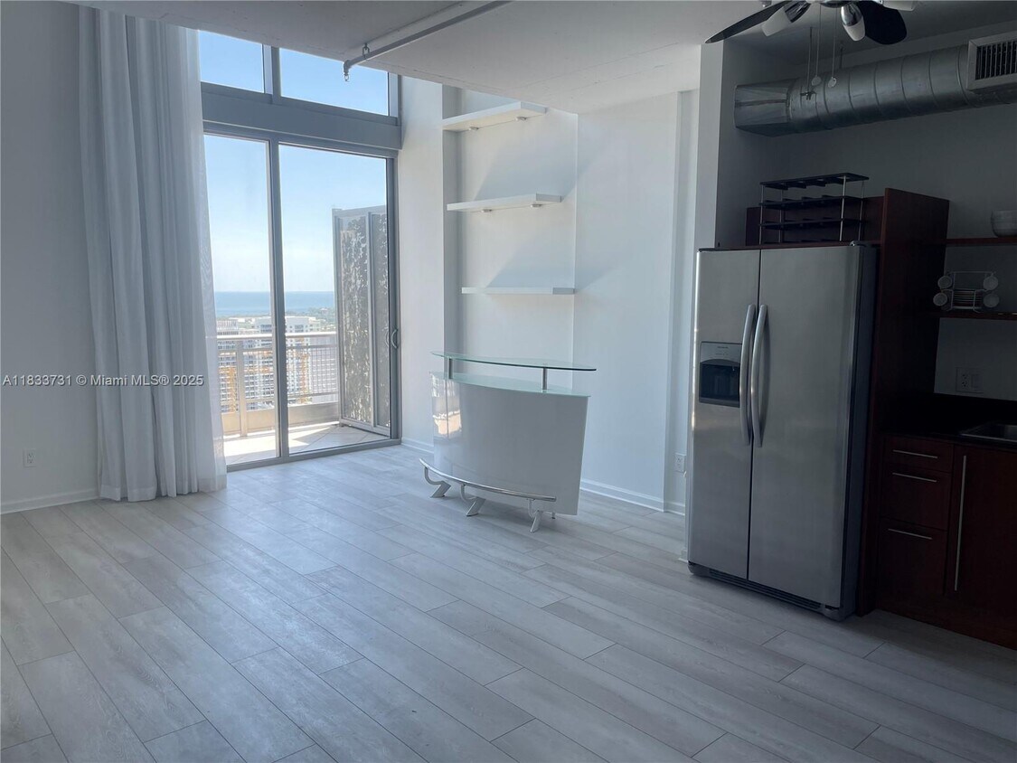 Foto principal - 690 SW 1st Ct