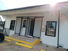 Building Photo - 304 Lockwood Dr