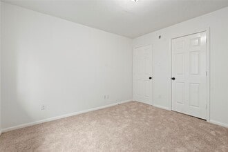 Building Photo - 10908 Sycamore Dr S