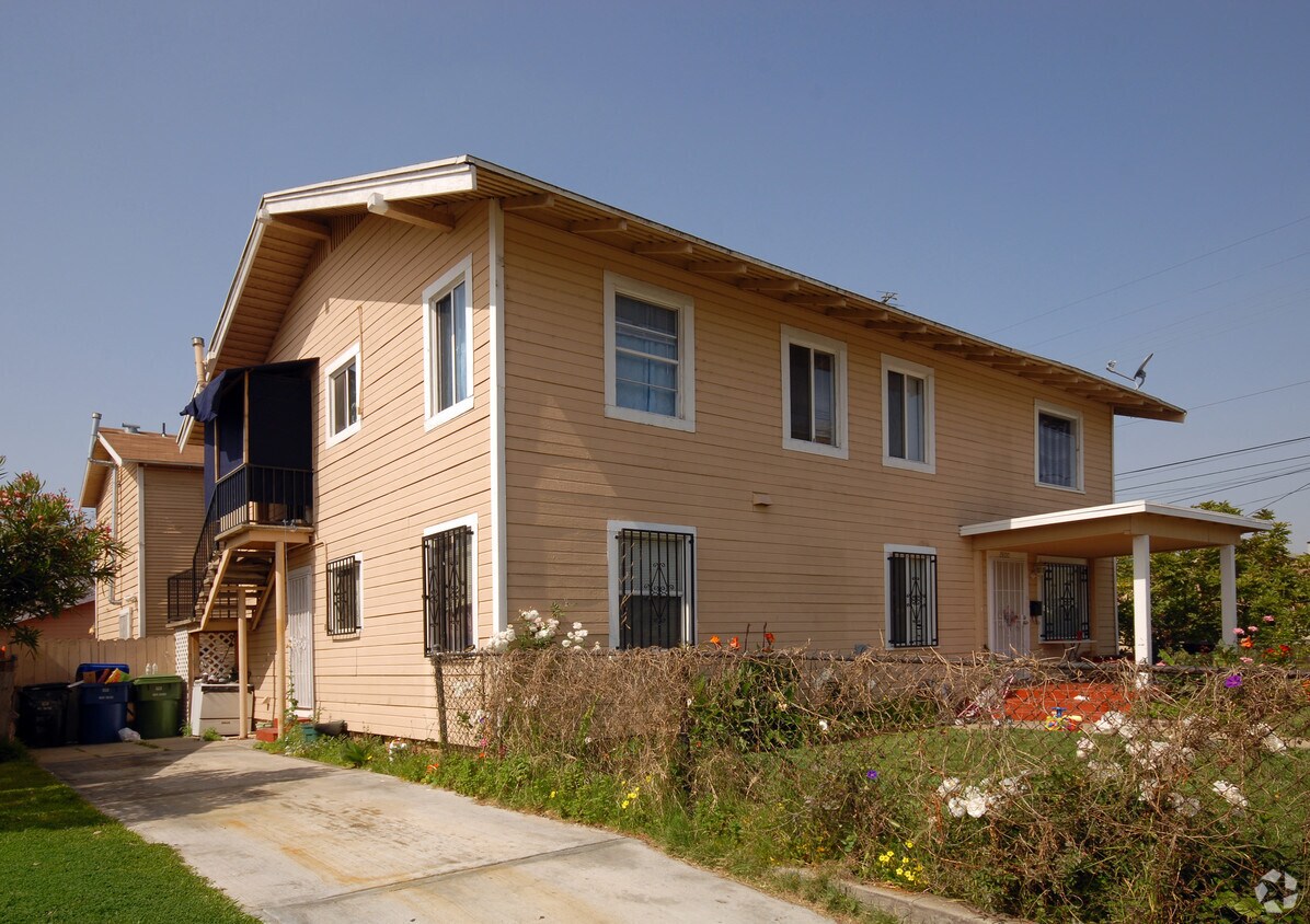 Foto del edificio - 700-706 Camulos St