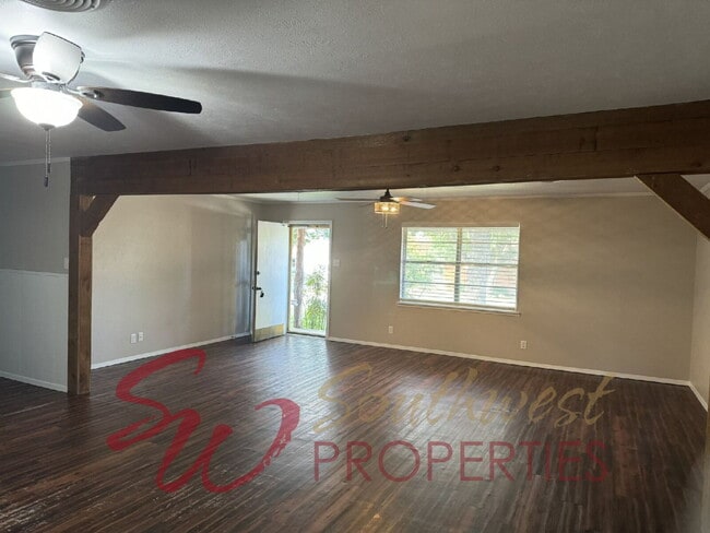 Building Photo - Very spacious 3 bedroom 2 bath in excellent neighborhood!