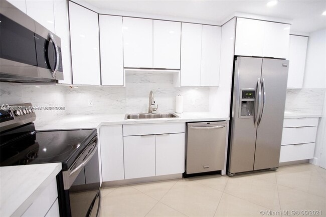 Building Photo - 3801 OCEAN Dr