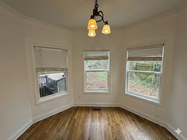 Building Photo - 4 Bedroom Downtown Beauty!