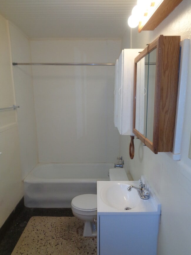 Building Photo - 2 Bedroom House with One Car Garage Near D...