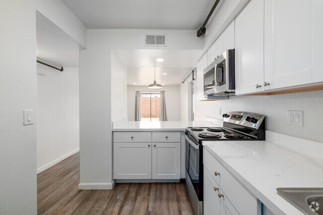 2 habitaciones, 1 baño - 775 pies cuadrados - Cocina - Meadow Park Apartments
